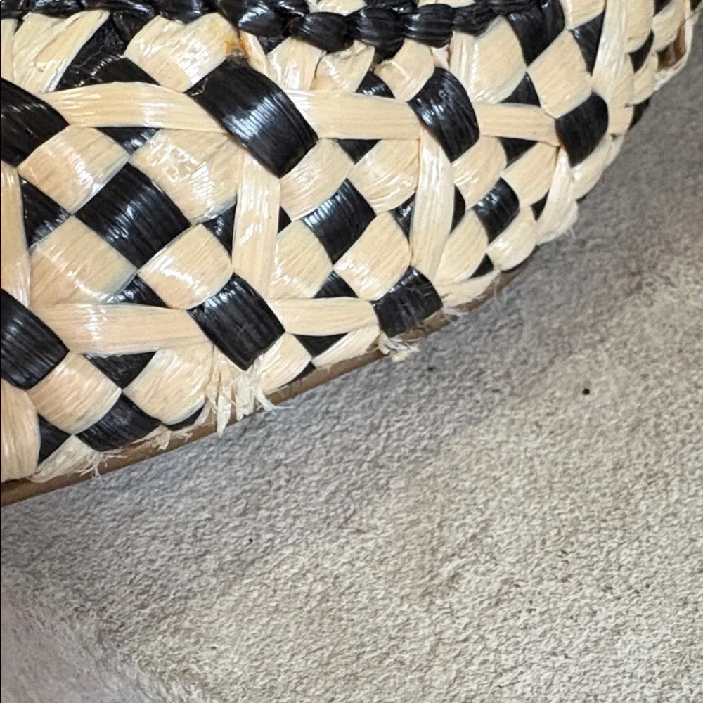 Coldwater Creek sz 9 black and cream rattan woven flats